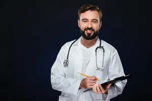 Imaginea ilustrează un medic având în mână un clipboard, simbolizând abordarea profesionistă și gestionarea eficientă a tratamentului pentru furunculoza inghinală.