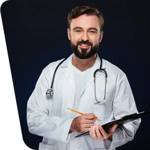 Imaginea ilustrează un medic având în mână un clipboard, simbolizând abordarea profesionistă și gestionarea eficientă a tratamentului pentru furunculoza inghinală.