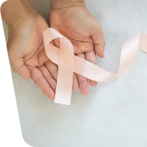 Imaginea surprinde o mână care ține o fundă portocalie, simbol al speranței și susținerii pentru pacienții cu cancer endometrial. Aflați mai multe despre opțiunile de tratament și sprijinul disponibil în articolul nostru specializat.