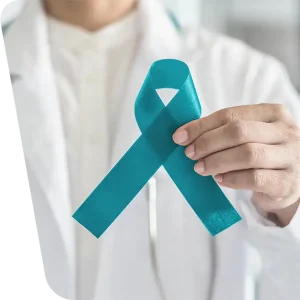 Imaginea surprinde o mână care ține o fundă albastru ciclam, simbol al luptei împotriva cancerului ovarian și susținere pentru pacienți. Aflați mai multe despre opțiunile de tratament și sprijinul disponibil în articolul nostru specializat.