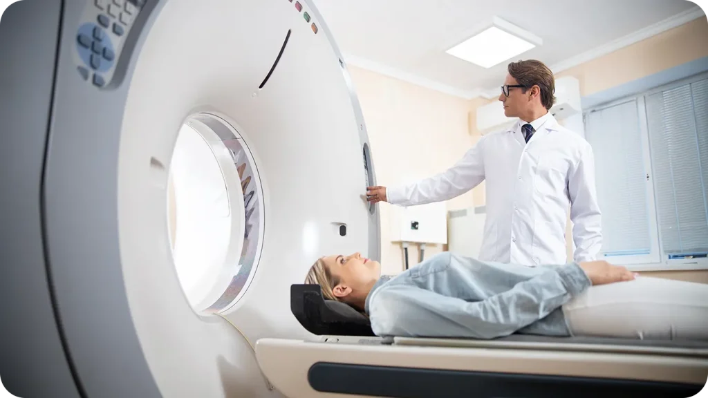 Femeie tanara care face un scan CT in clinica medicala