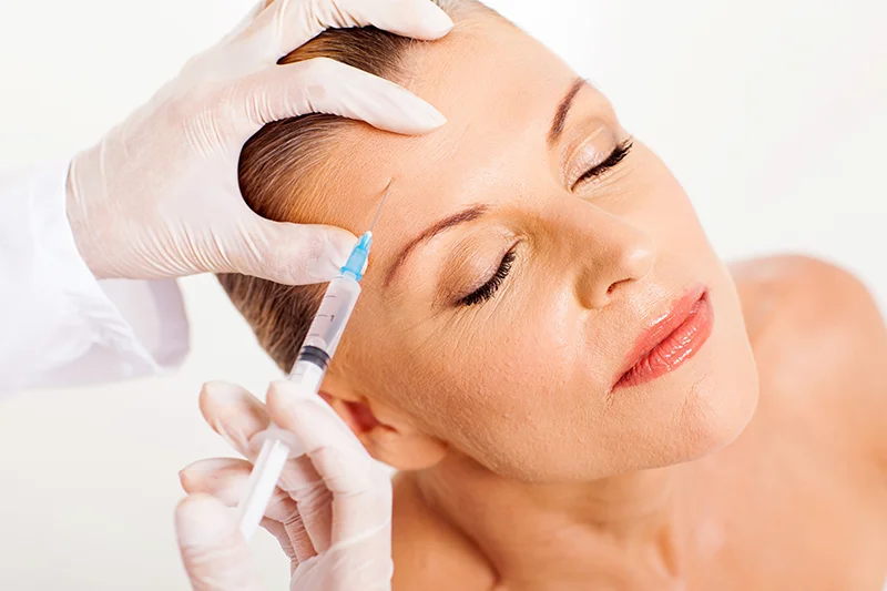 Poza reprezentativa pentru procedura medicala Toxina Botulinica cu botox - medic care face injecție de lifting facial